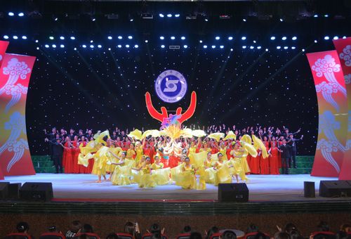 同演绎了歌曲《康定情歌》,向我校五十五周年华诞表示热烈