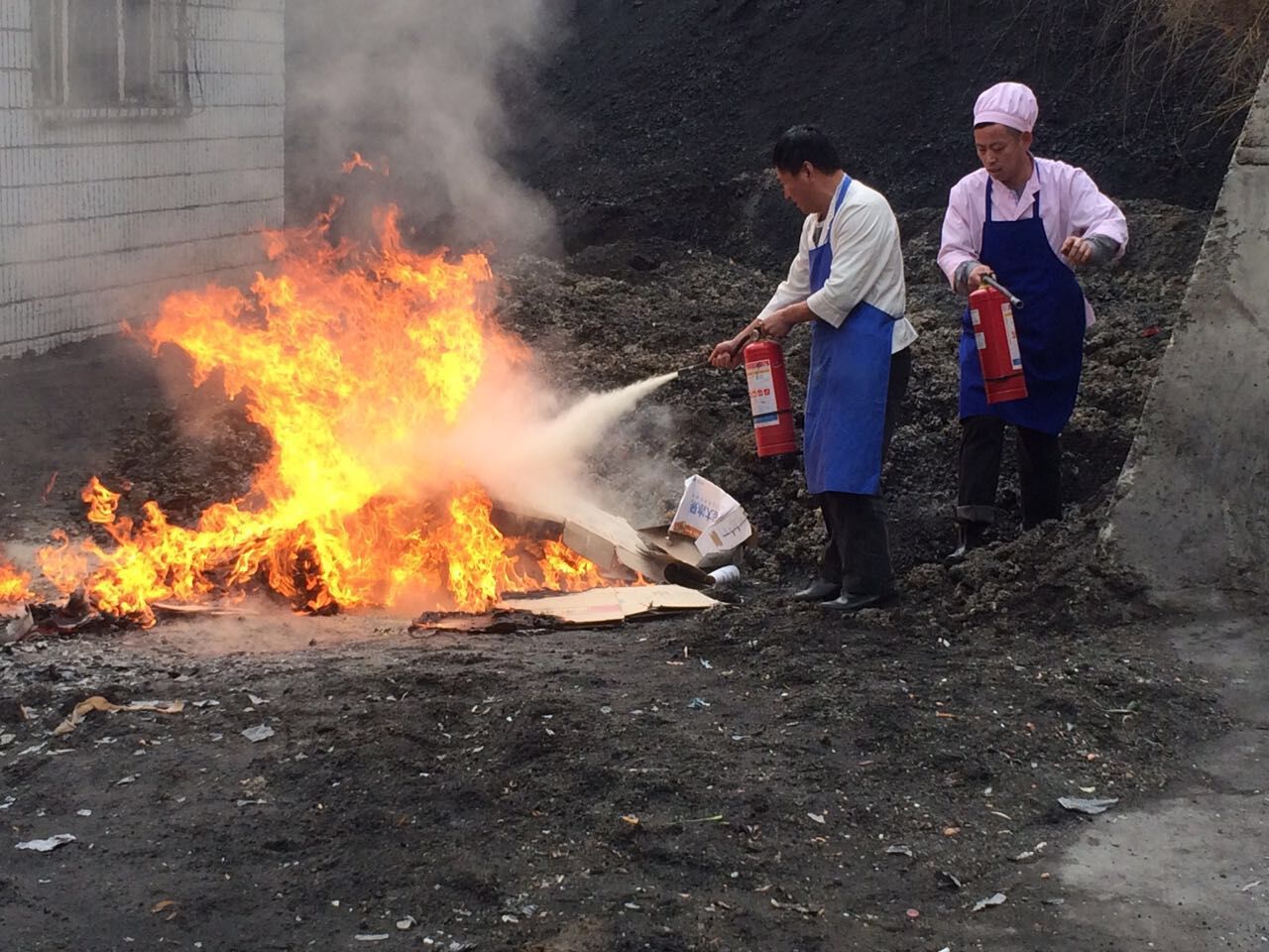 后勤管理与服务处组织伙食科进行春季消防演练